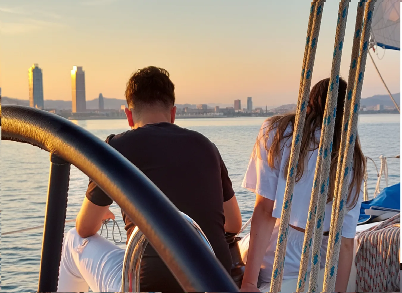 Sunset Cruise Barcelone — voilier avec skyline doré au coucher du soleil